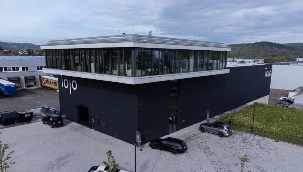 Warehouse with exceptional ceiling thickness