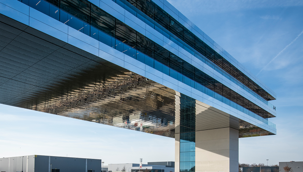 Haus mit Glas vor blauem Himmel